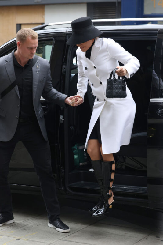Le nouvel homme de la vie de Jennifer Lopez intrigue les fans et enflamme les réseaux