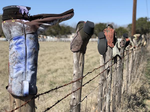 Les secrets d'une paire de bottes de cowboy posée sur une palissade : les raisons pour lesquelles il ne faut jamais la retirer