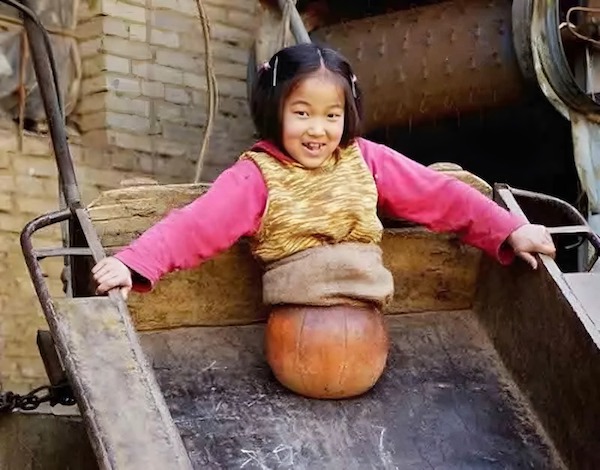 Voici à quoi ressemble la «fille aux ballons» abandonnée. Aujourd'hui, elle est devenue millionnaire et ravissante