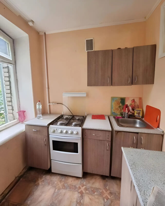 Un homme entreprend la rénovation de sa cuisine en solitaire : le résultat révèle une surprise incroyable