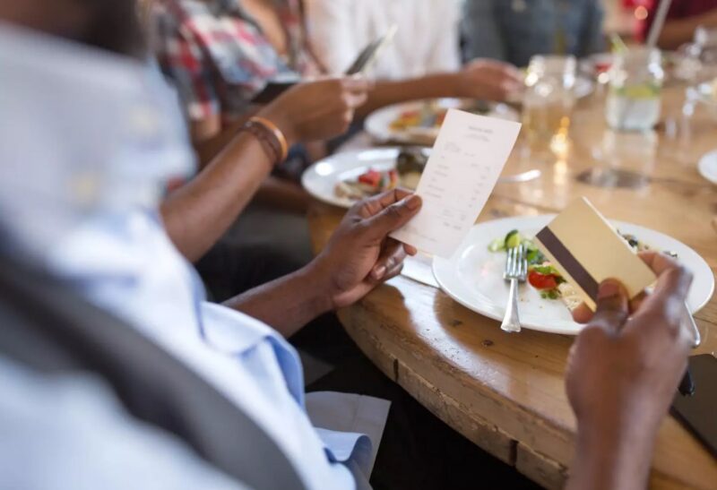 Un homme a offert un repas à deux enfants sans-abri dans un restaurant, lorsqu'il a reçu l'addition du serveur, il a été stupéfait par ce qu'il y a découvert