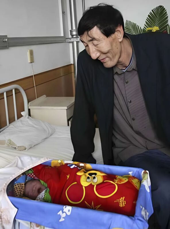 Un homme mesurant 2,36 m a épousé une femme de petite taille et ils ont eu un bébé spécial : voyez à quoi il ressemble maintenant