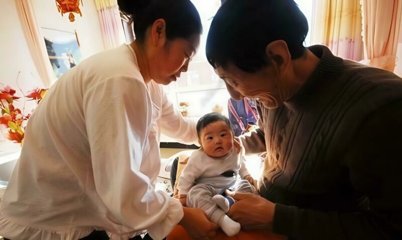 Un homme mesurant 2,36 m a épousé une femme de petite taille et ils ont eu un bébé spécial : voyez à quoi il ressemble maintenant
