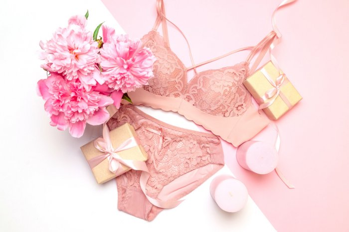 Voici les cadeaux de Noël les plus souvent offerts par les hommes infidèles à leurs épouses... et à leurs maîtresses