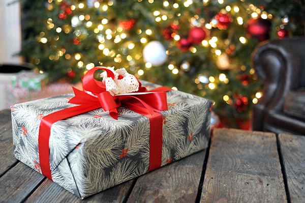 Voici les cadeaux de Noël les plus souvent offerts par les hommes infidèles à leurs épouses... et à leurs maîtresses