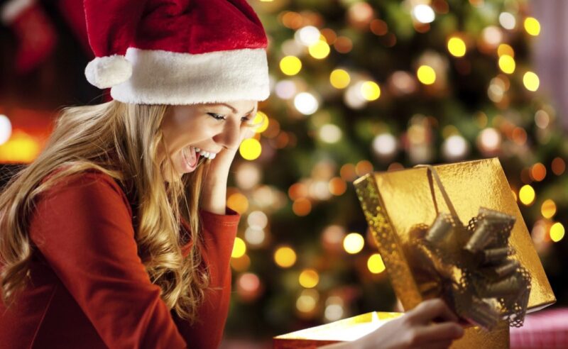 Voici les cadeaux de Noël les plus souvent offerts par les hommes infidèles à leurs épouses... et à leurs maîtresses