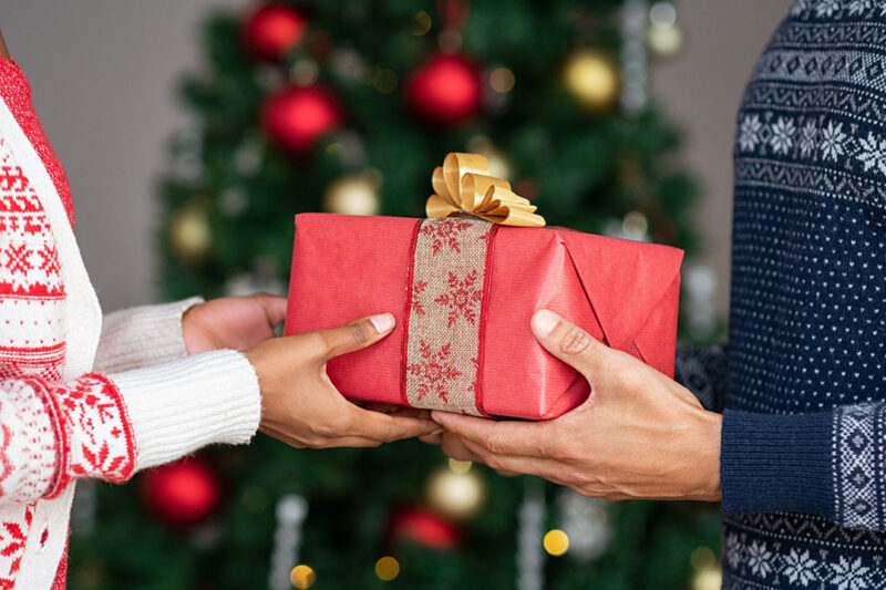 Voici les cadeaux de Noël les plus souvent offerts par les hommes infidèles à leurs épouses... et à leurs maîtresses