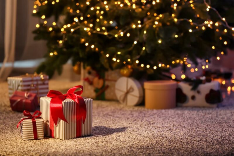 Voici les cadeaux de Noël les plus souvent offerts par les hommes infidèles à leurs épouses... et à leurs maîtresses