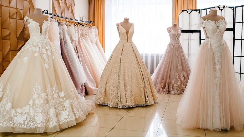 Sa fille lui a dit de cesser de jouer et d'enlever sa robe de mariée