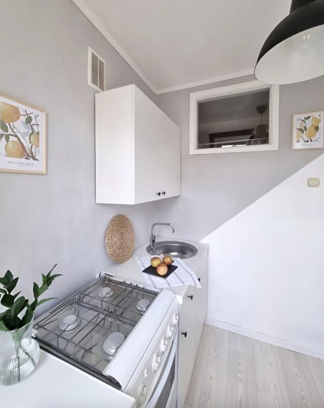 Un homme entreprend la rénovation de sa cuisine en solitaire : le résultat révèle une surprise incroyable