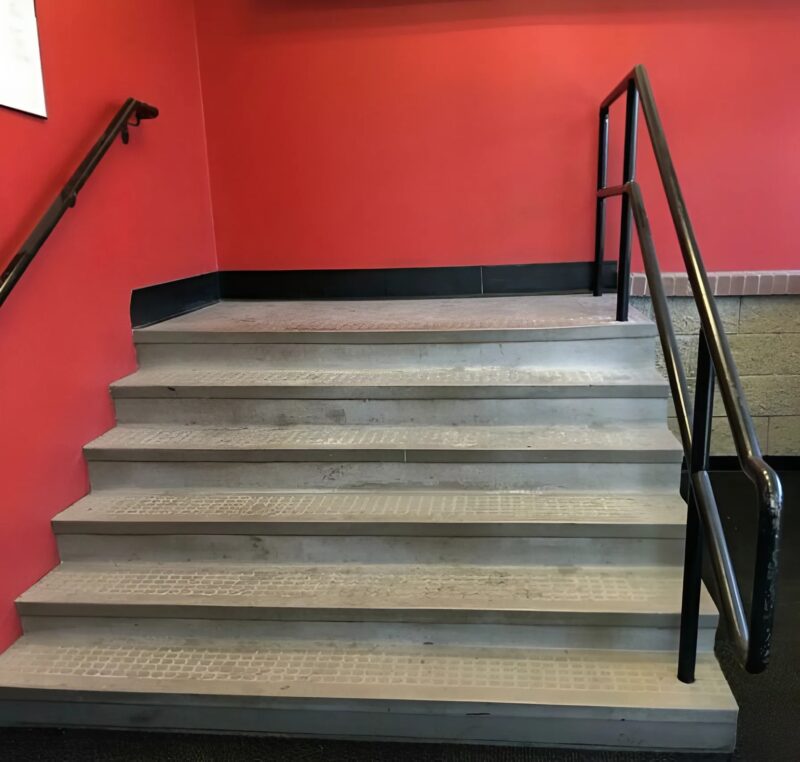 On a trouvé dans la cave de la nouvelle maison des escaliers qui ne conduisent nulle part : à quoi servent-ils ?