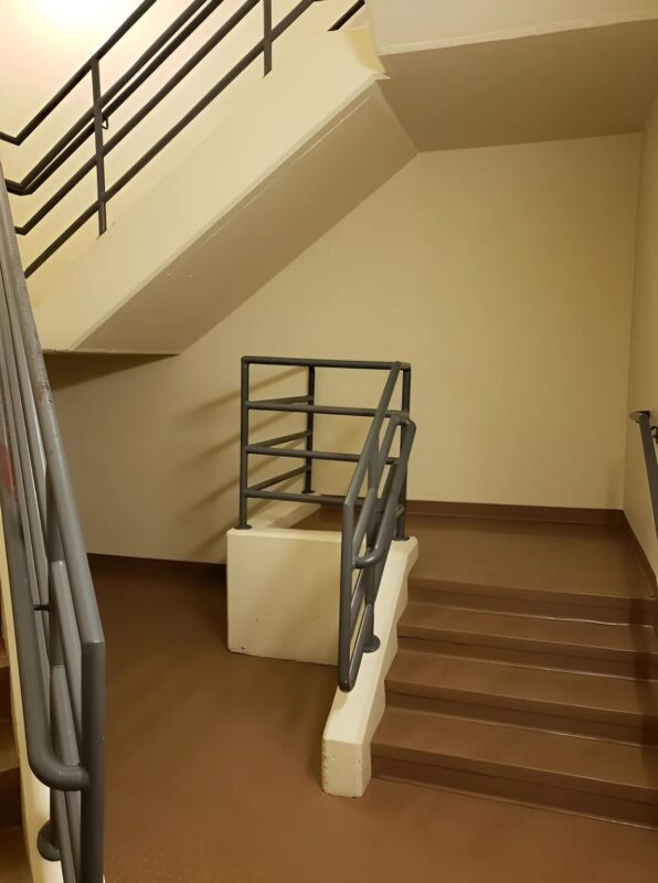 On a trouvé dans la cave de la nouvelle maison des escaliers qui ne conduisent nulle part : à quoi servent-ils ?
