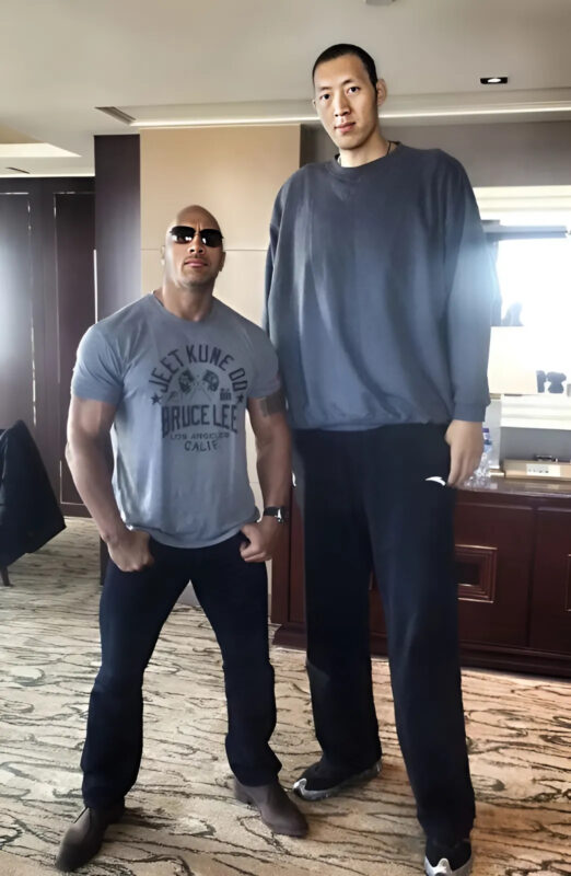 Le joueur de basket-ball chinois, mesurant 236 cm, a rencontré une femme exceptionnelle, et malgré leur différence de taille, ils se sont mariés : voici à quoi ressemble sa compagne