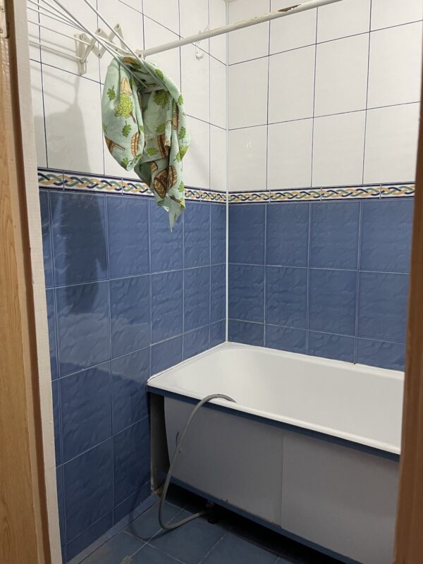 Une femme a acheté un appartement en très mauvais état et l'a transformé au point de le rendre méconnaissable : photos avant/après