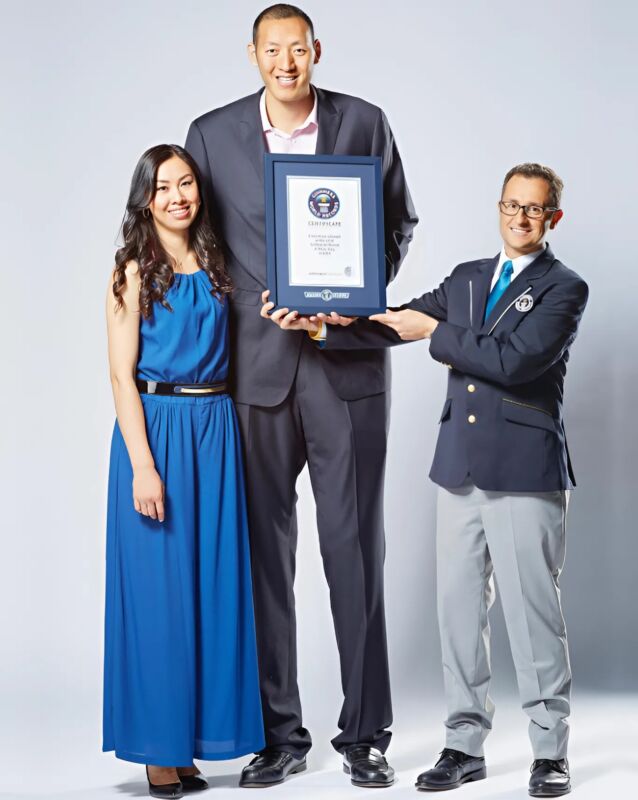 Le joueur de basket-ball chinois, mesurant 236 cm, a rencontré une femme exceptionnelle, et malgré leur différence de taille, ils se sont mariés : voici à quoi ressemble sa compagne