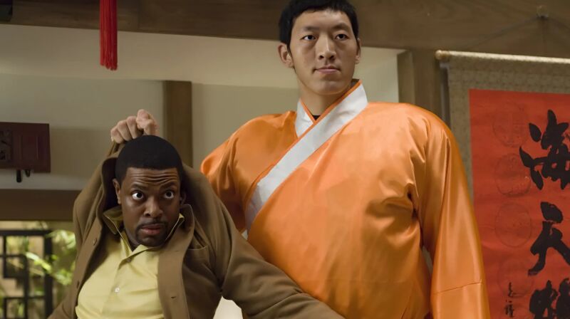 Le joueur de basket-ball chinois, mesurant 236 cm, a rencontré une femme exceptionnelle, et malgré leur différence de taille, ils se sont mariés : voici à quoi ressemble sa compagne