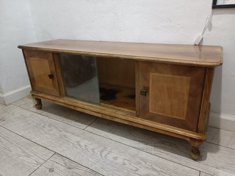 J'ai trouvé cette table de chevet par hasard dans les ordures et j'ai décidé de la restaurer : voici ce que j'ai réalisé