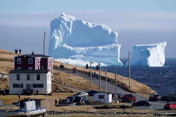 Un iceberg passe à proximité d'un village, mais ce qu'il porte à sa surface effraie les habitants...