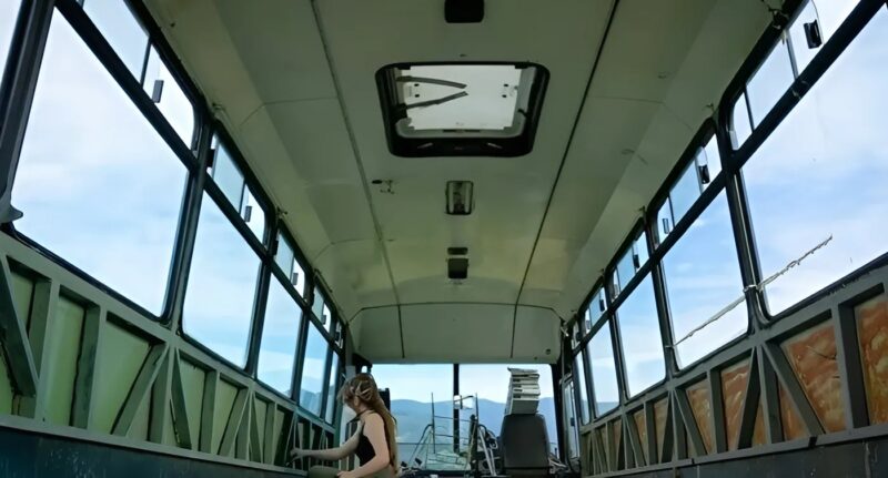 Une jeune femme transforme un vieil autobus en une minuscule demeure magique, un véritable « abri forestier », à un prix abordable