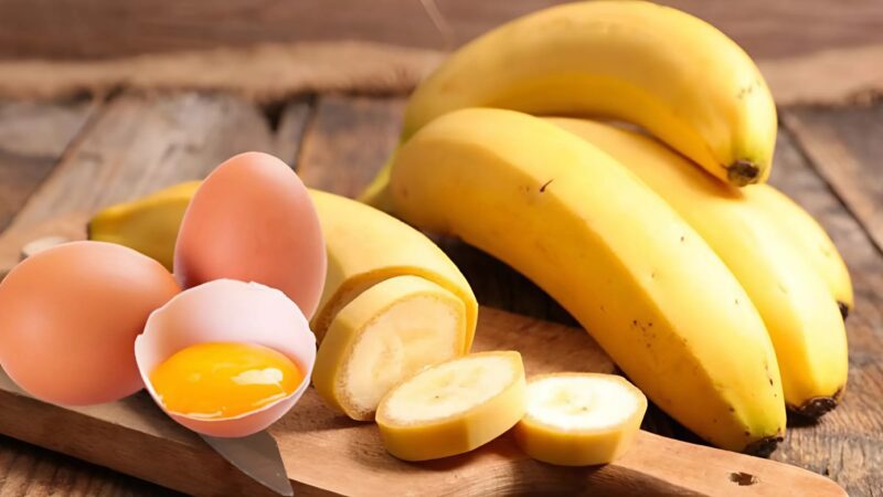 Cette astuce intrigante… Mettre une banane et un œuf cru en terre dans un trou