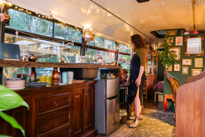Une jeune femme transforme un vieil autobus en une minuscule demeure magique, un véritable « abri forestier », à un prix abordable