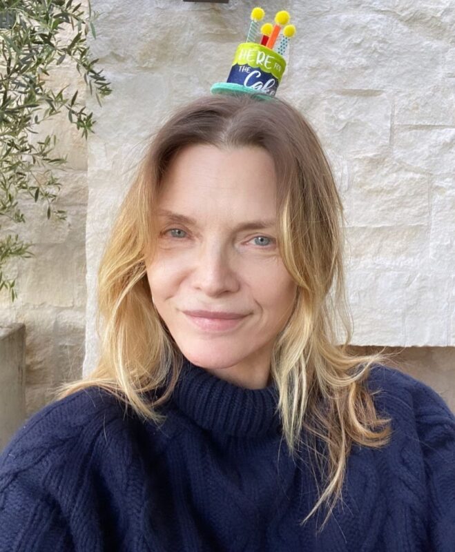 « Défiant l'âge avec ses 66 ans » : Les clichés de Michelle Pfeiffer près de la piscine provoquent un nouveau débat...