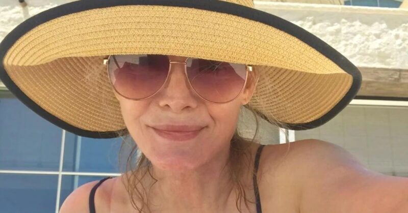 « Défiant l'âge avec ses 66 ans » : Les clichés de Michelle Pfeiffer près de la piscine provoquent un nouveau débat...