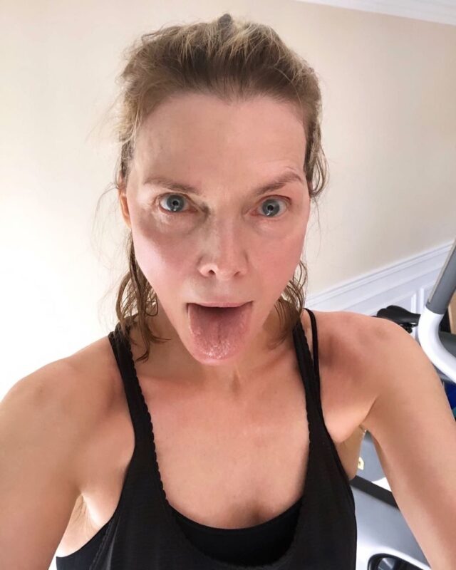 « Défiant l'âge avec ses 66 ans » : Les clichés de Michelle Pfeiffer près de la piscine provoquent un nouveau débat...