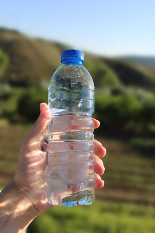 Depuis que j'ai appris ceci, je ne jette plus de bouteilles plastiques : voici pourquoi