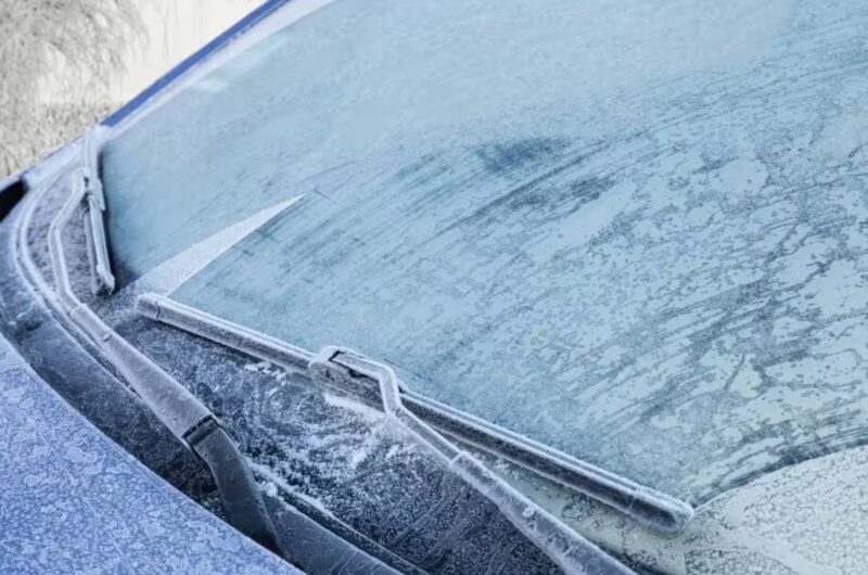 Un bouton « magique » permet de décongeler le pare-brise d'une automobile en une seconde - et certains chauffeurs ne s'en doutaient pas !
