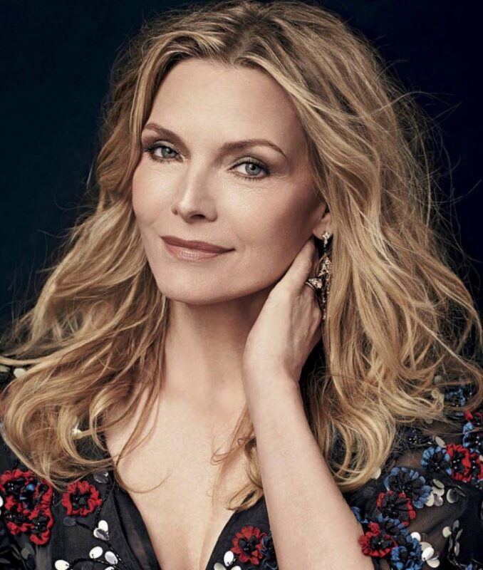 « Défiant l'âge avec ses 66 ans » : Les clichés de Michelle Pfeiffer près de la piscine provoquent un nouveau débat...