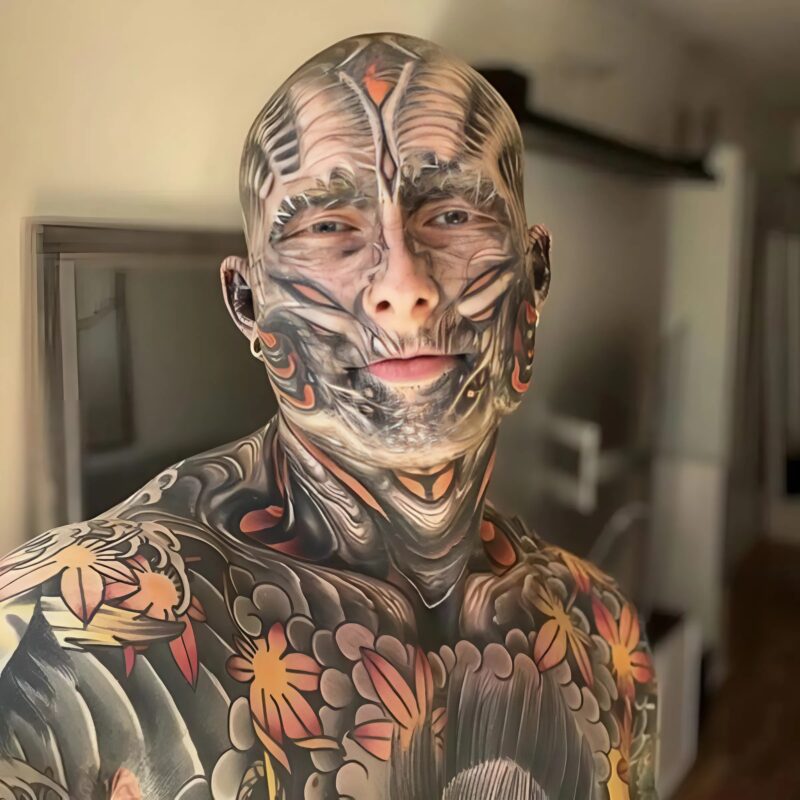 Un adepte des tatouages couvre 95 % de son corps et dévoile son apparence d’il y a cinq ans…