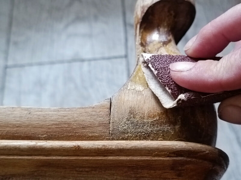 J'ai trouvé cette table de chevet par hasard dans les ordures et j'ai décidé de la restaurer : voici ce que j'ai réalisé