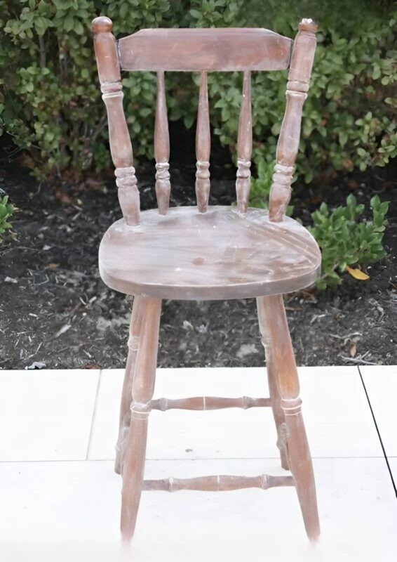 J'avais l'intention de me débarrasser de cette chaise, tellement abîmée et qui traînait chez nous depuis presque vingt ans