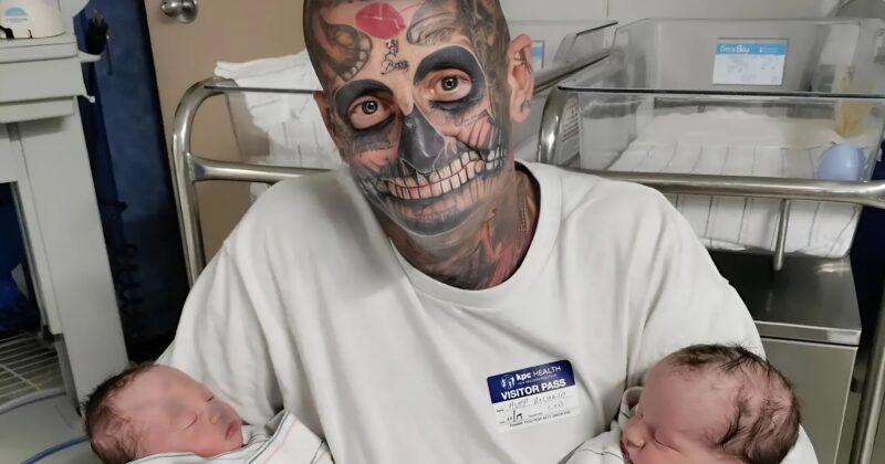 Âgé de cinquante et un ans, ce doux papa aux plus de deux cents tatouages a été comparé à un monstre