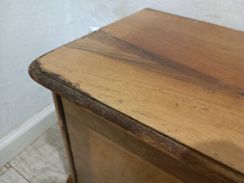 J'ai trouvé cette table de chevet par hasard dans les ordures et j'ai décidé de la restaurer : voici ce que j'ai réalisé