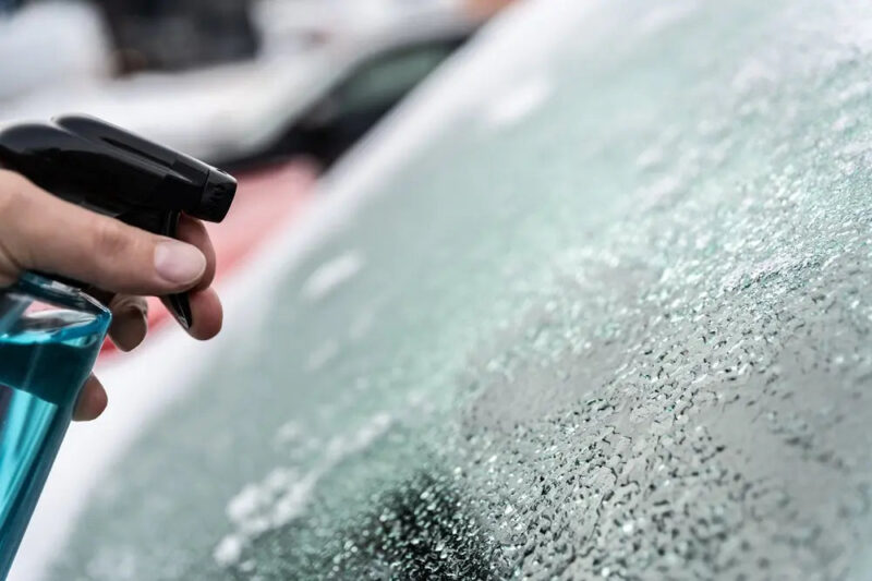 Un bouton « magique » permet de décongeler le pare-brise d'une automobile en une seconde - et certains chauffeurs ne s'en doutaient pas !