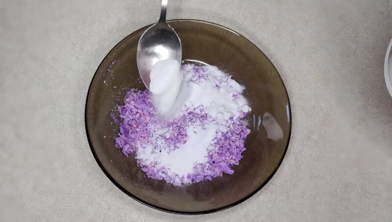 Ma belle-mère râpe le savon et l'utilise d'une manière très étonnante : voici ce qu'elle fait
