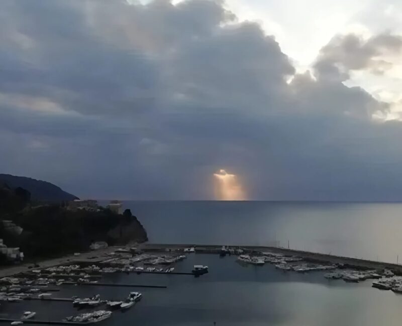 Mon frangin a réalisé cette photographie à 21 km de chez nous : est-ce que vous avez une suggestion de ce que cela pourrait être ?