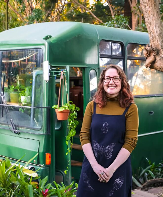 Une jeune femme transforme un vieil autobus en une minuscule demeure magique, un véritable « abri forestier », à un prix abordable