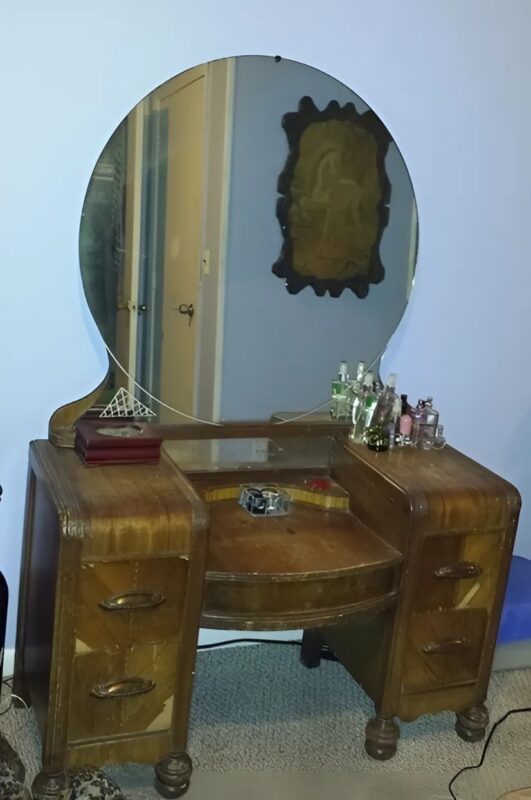 Du rétro au chic : un homme a converti une table de toilette des années 1940 en une véritable œuvre d'art moderne