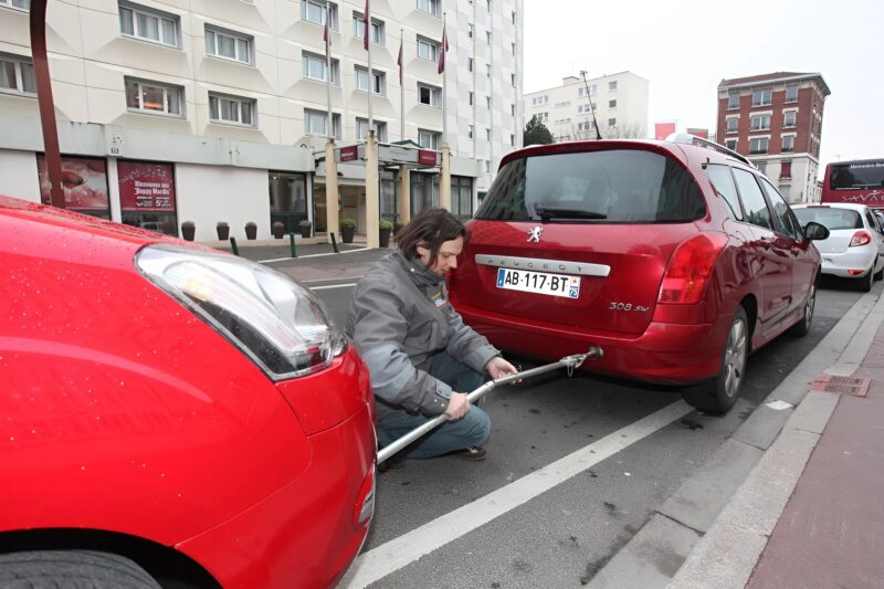 Ce petit panneau qui se trouve sur le pare-chocs avant de la voiture