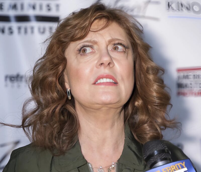 Susan Sarandon, âgée de soixante-huit ans, se fait critiquer pour ses tenues vestimentaires