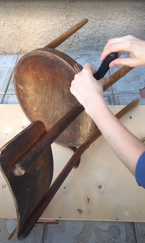 Cette chaise, je souhaitais la jeter, mais ma fille a décidé de lui donner une seconde vie : évaluer son travail