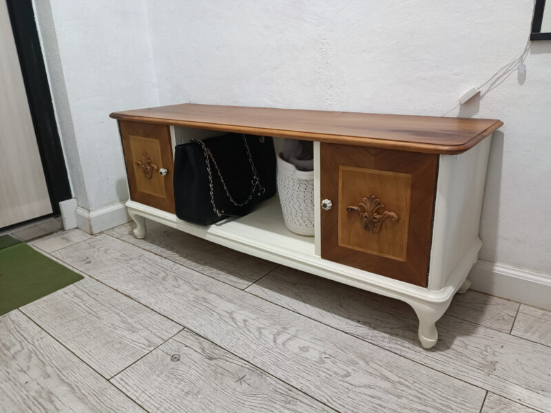 J'ai trouvé cette table de chevet par hasard dans les ordures et j'ai décidé de la restaurer : voici ce que j'ai réalisé