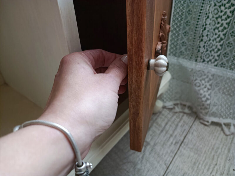 J'ai trouvé cette table de chevet par hasard dans les ordures et j'ai décidé de la restaurer : voici ce que j'ai réalisé