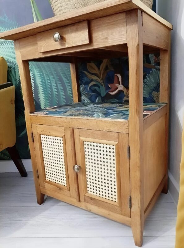 J'ai trouvé une vieille commode sans tiroirs près de la poubelle et je l'ai complètement transformée en un meuble raffiné