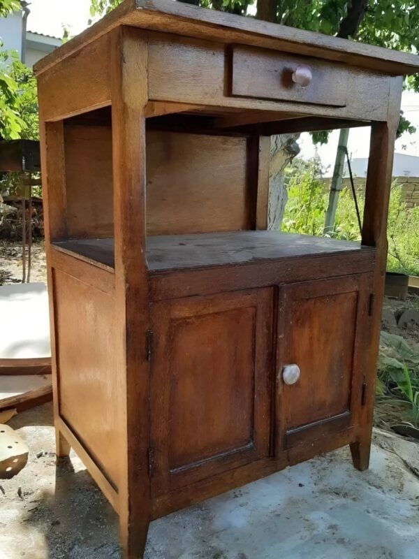 J'ai trouvé une vieille commode sans tiroirs près de la poubelle et je l'ai complètement transformée en un meuble raffiné