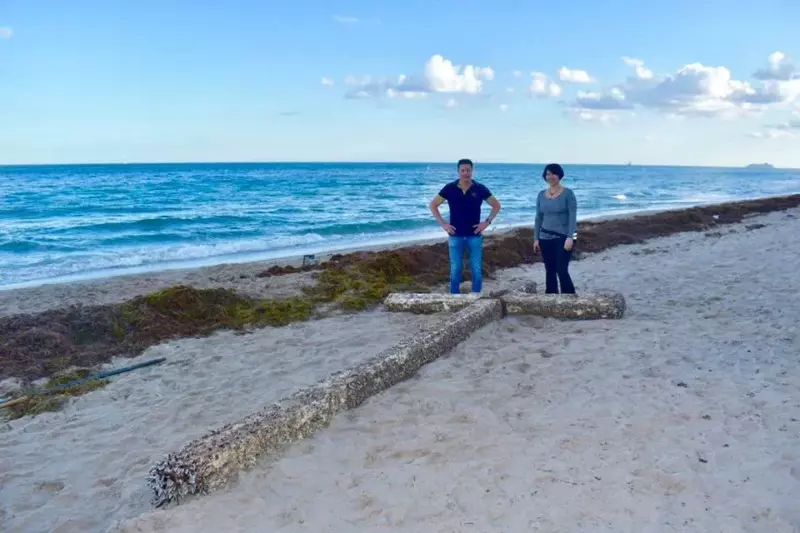 Une mystérieuse croix géante échouée sur une plage de Floride intrigue les habitants et les touristes