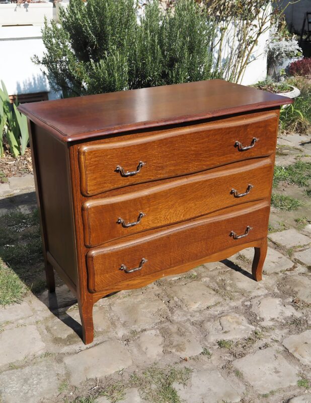 Cette commode banale au charme rétro revient à la vie après une transformation complète grâce à mon grand-père : découvrez son incroyable métamorphose